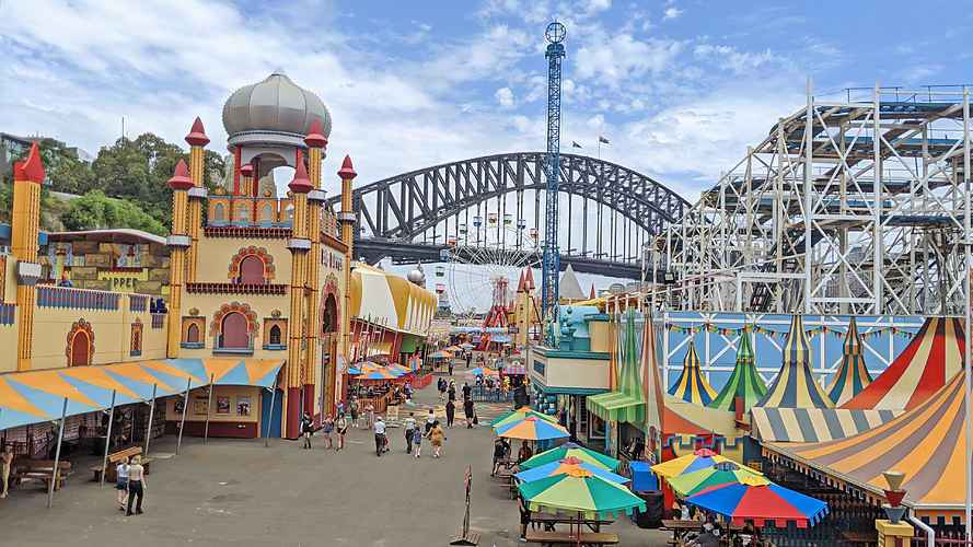 لونا پارک سیدنی یک پارک تفریحی فهرست شده در میراث فرهنگی استرالیا است که در 1 Olympic Drive، Milsons Point در ساحل شمالی بندر سیدنی واقع شده است. این شهربازی متعلق به Luna Park Reserve Trust است که یکی از آژانس های دولت نیو ساوت ولز است.