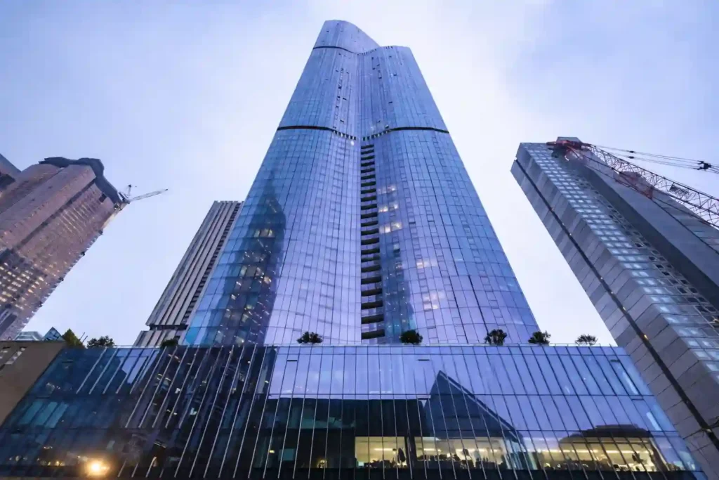 نمای برج Aurora Melbourne Central ملبورن از زاویه پایین با نمای شیشه‌ای منحنی