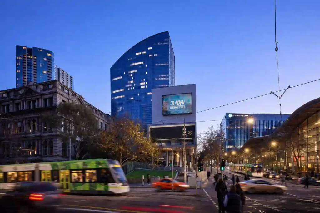 نمای برج Melbourne Quarter Tower در لبه جنوبی CBD ملبورن در زمان غروب با تراموا