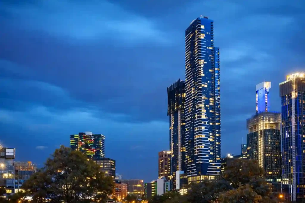نمای شبانه برج Premier Tower در هسته شرقی CBD ملبورن با نورپردازی شهری