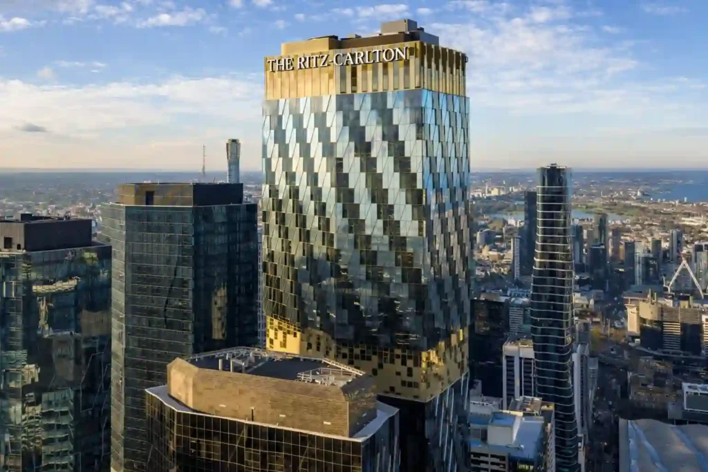 نمای هتل The Ritz-Carlton Melbourne در مرکز شهر با نمای شیشه‌ای و تاج طلایی