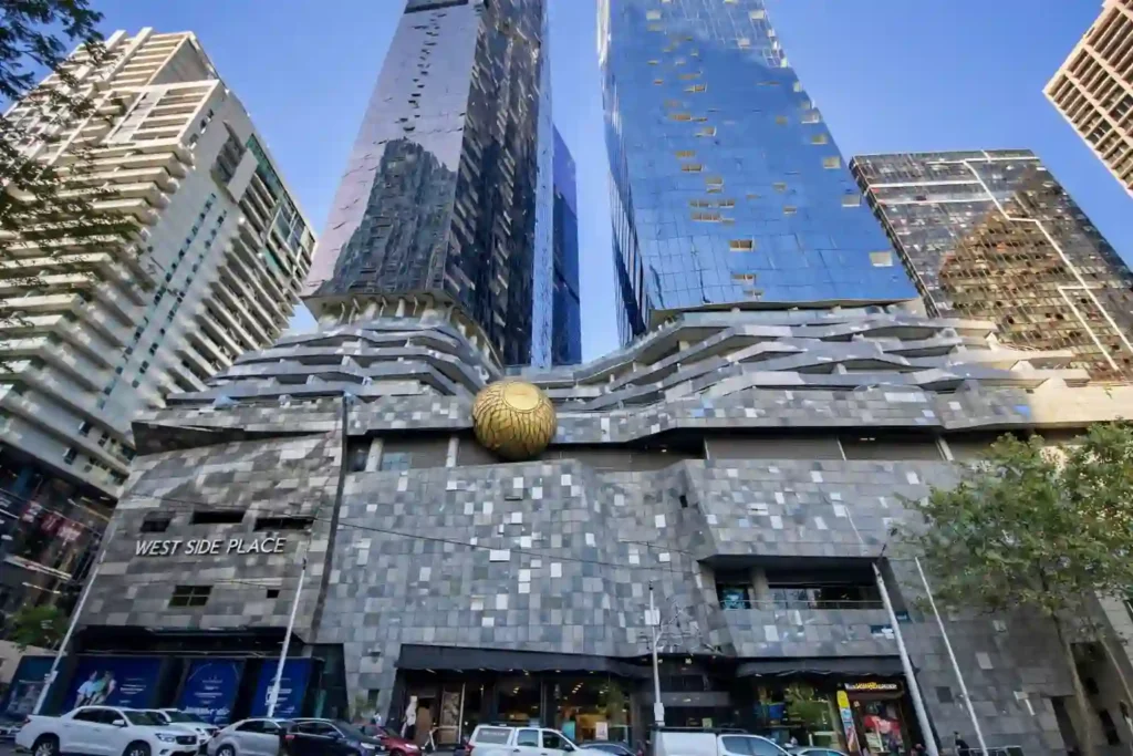 نمای برج West Side Place در ناحیه غربی CBD ملبورن با دو برج شیشه‌ای و ورودی شاخص