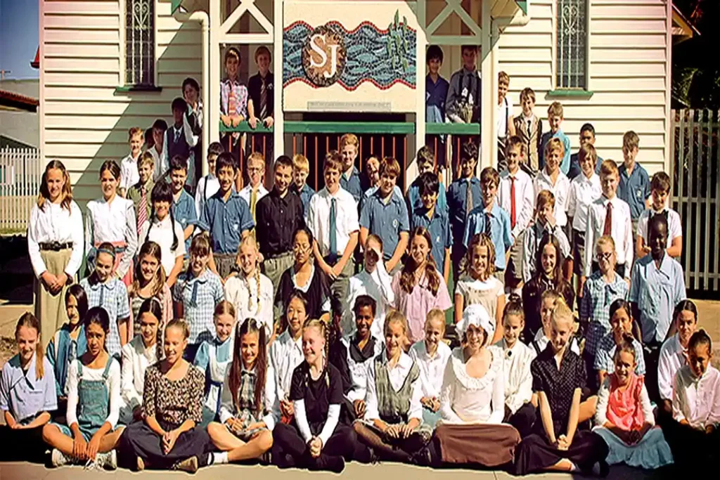 دانشآموزان و معلمان در مقابل ساختمان یک مدرسه کاتولیک در استرالیا - آموزش کاتولیک در استرالیا