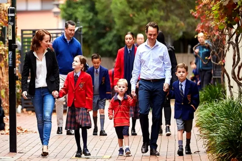 والدین و دانشآموزان با لباس فرم در مسیر ورود به مدرسه کاتولیک در استرالیا - چالشها و مسائل آموزش کاتولیک در استرالیا