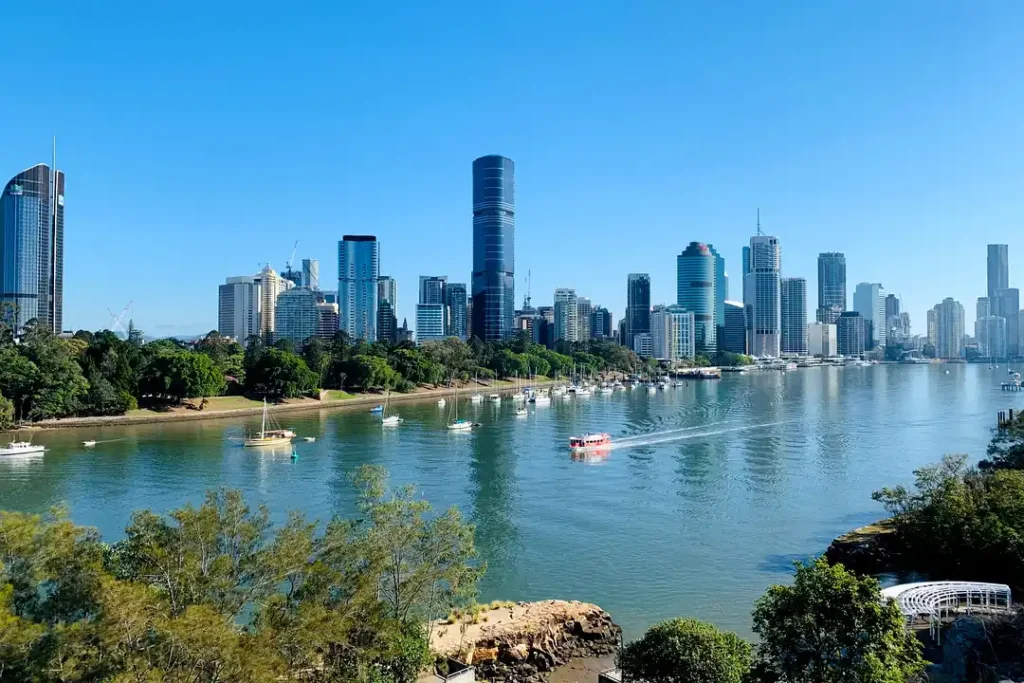 نمای شهر بریزبن در کوئینزلند استرالیا که کیفیت زندگی و محیط شهری این ایالت را نشان میدهد