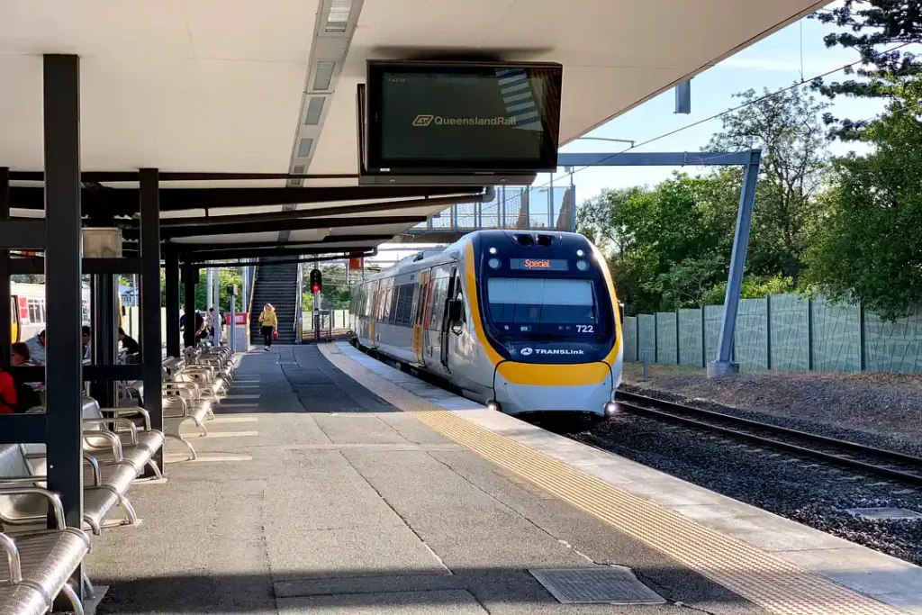 قطار Queensland Rail در ایستگاه بریزبن کوئینزلند به عنوان بخشی از سیستم حمل و نقل عمومی