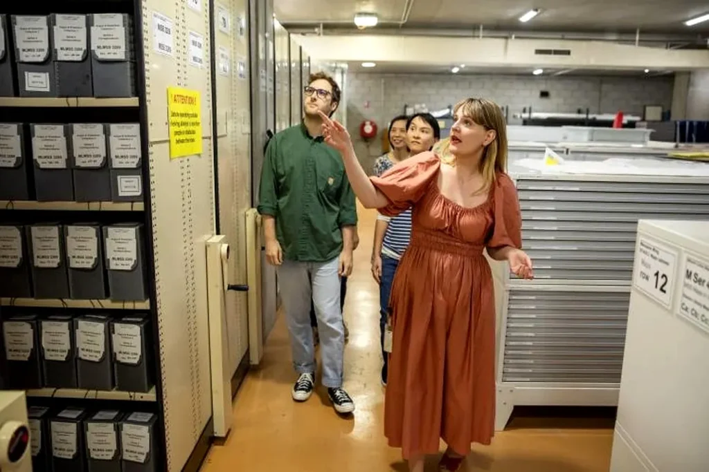 alt="بازدید از بخش آرشیو کتابخانه ایالتی نیو ساوت ولز و مخازن نگهداری اسناد تاریخی"