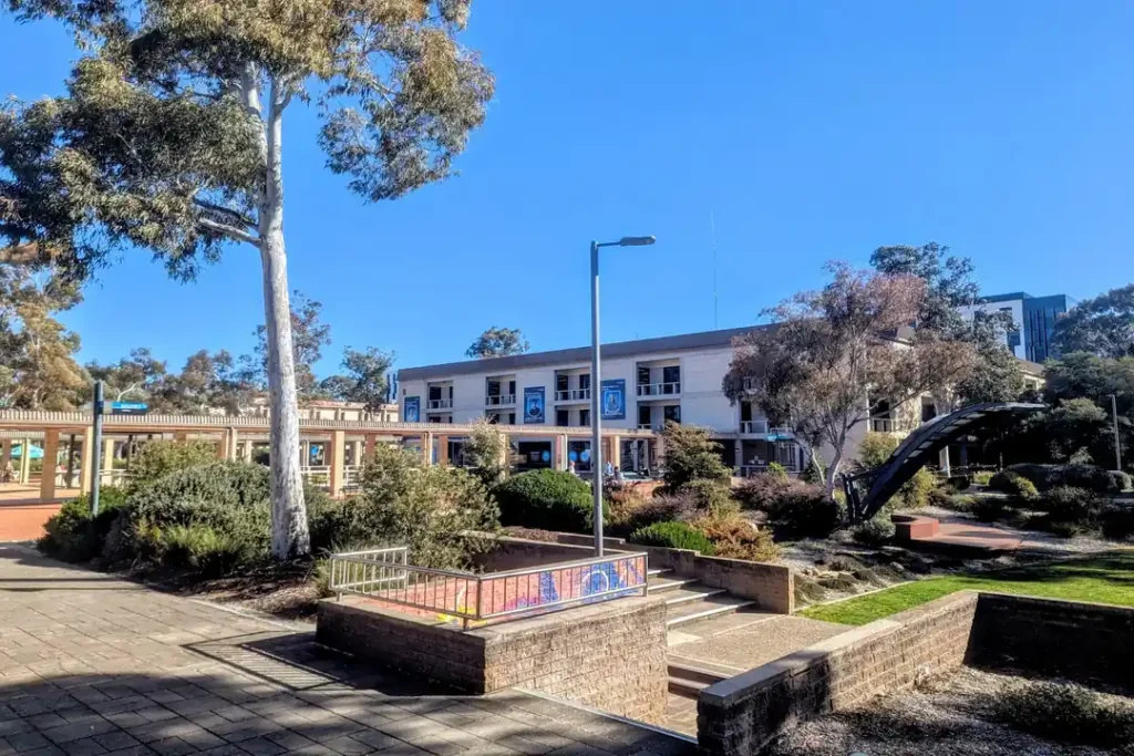 محوطه اصلی دانشگاه کانبرا و ساختمان آموزشی در پردیس Bruce استرالیا